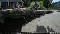 Tampak bagian bawah jalan yang tersisa kosong melompong dan sangat membahayakan pengendara.