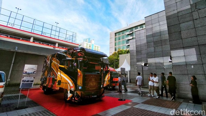 Potret Modifikasi Keren Nan Unik Truk Canter Sales & Marketing Director PT KTB Kei Kubota danΒ Sales & Marketing Director PT Krama Yudha Tiga Berlian Aji Jaya berfoto bersama dalam acara Media Gathering Mitsubishi Fuso di kawasan Pulomas, Jakarta Timur, Jumat (21/3/2025).