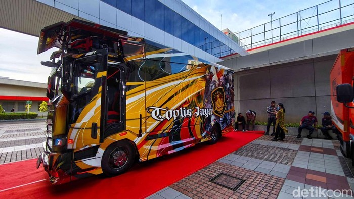Potret Modifikasi Keren Nan Unik Truk Canter Sales & Marketing Director PT KTB Kei Kubota danΒ Sales & Marketing Director PT Krama Yudha Tiga Berlian Aji Jaya berfoto bersama dalam acara Media Gathering Mitsubishi Fuso di kawasan Pulomas, Jakarta Timur, Jumat (21/3/2025).