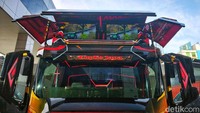 Bagian eksterior begitu nyentrik dengan permainan warna dan lampu.