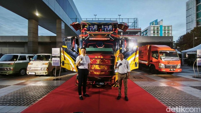 Sales & Marketing Director PT KTB Kei Kubota dan Sales & Marketing Director PT Krama Yudha Tiga Berlian Aji Jaya berfoto bersama dalam acara Media Gathering Mitsubishi Fuso di kawasan Pulomas, Jakarta Timur, Jumat (21/3/2025).