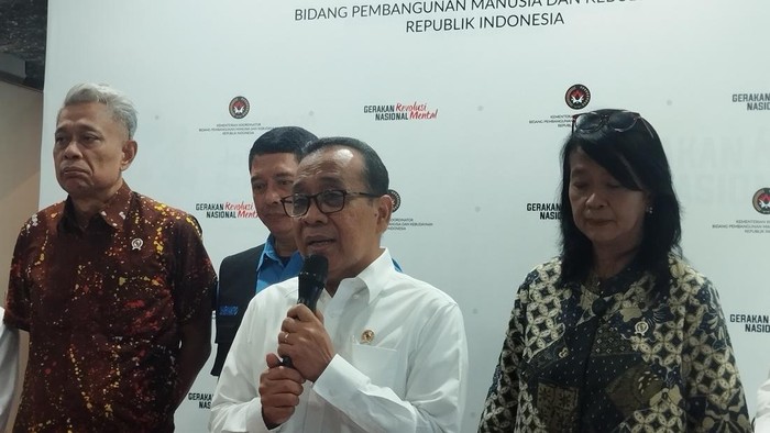 Menko PMK Pratikno dan Kepala BNPB Letjen Suharyanto usai memimpin rapat tingkat menteri di kantor Kemenko PMK, Jakarta Pusat, Jumat (21/3/2025).