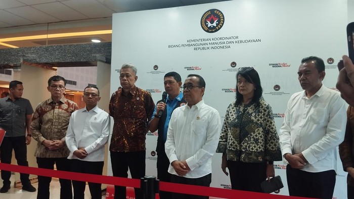 Menko PMK Pratikno dan Kepala BNPB Letjen Suharyanto usai memimpin rapat tingkat menteri di kantor Kemenko PMK, Jakarta Pusat, Jumat (21/3/2025).