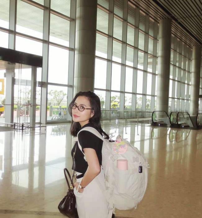 Tampil santai, Prilly terlihat memadukan kaos crop top hitam dengan celana panjang putih. Ia melengkapi penampilannya dengan kaca mata baca dan 2 buah tas. Satu tas selempang berukuran sedang warna coklat, sementara satu lagi ransel berwarna krem. Foto: Instagram/@omara.esteghlal/@prillylatuconsina96