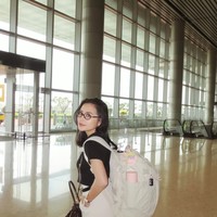 Tampil santai, Prilly terlihat memadukan kaos crop top hitam dengan celana panjang putih. Ia melengkapi penampilannya dengan kaca mata baca dan 2 buah tas. Satu tas selempang berukuran sedang warna coklat, sementara satu lagi ransel berwarna krem. Foto: Instagram/@omara.esteghlal/@prillylatuconsina96