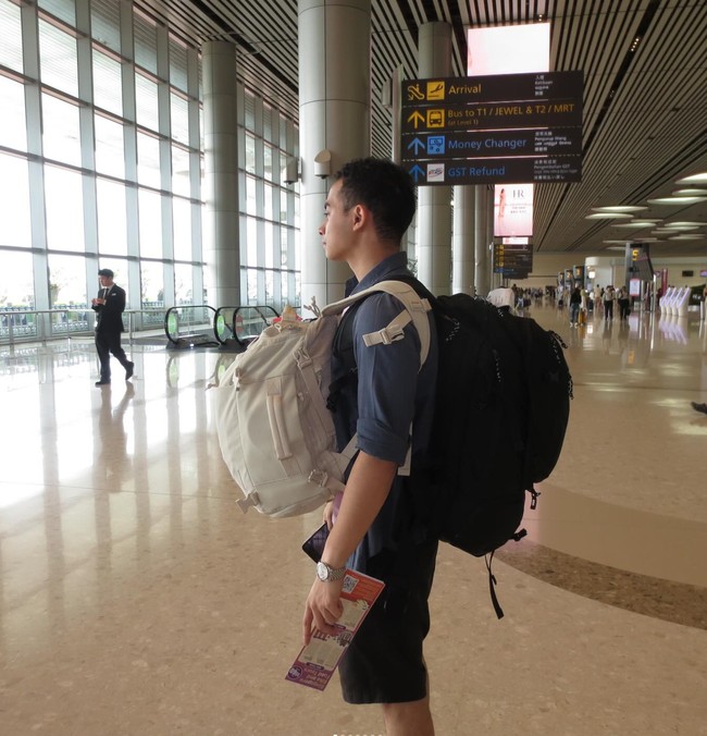 Di foto lain terlihat Omara yang membantu membawa ransel Prilly. Dengan demikian dirinya jadi membawa 2 tas ransel di bagian depan dan belakang. Omara juga tampil santai kenakan kemeja abu-abu dipadukan dengan celana pendek hitam. Foto: Instagram/@omara.esteghlal/@prillylatuconsina96