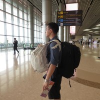 Di foto lain terlihat Omara yang membantu membawa ransel Prilly. Dengan demikian dirinya jadi membawa 2 tas ransel di bagian depan dan belakang. Omara juga tampil santai kenakan kemeja abu-abu dipadukan dengan celana pendek hitam. Foto: Instagram/@omara.esteghlal/@prillylatuconsina96