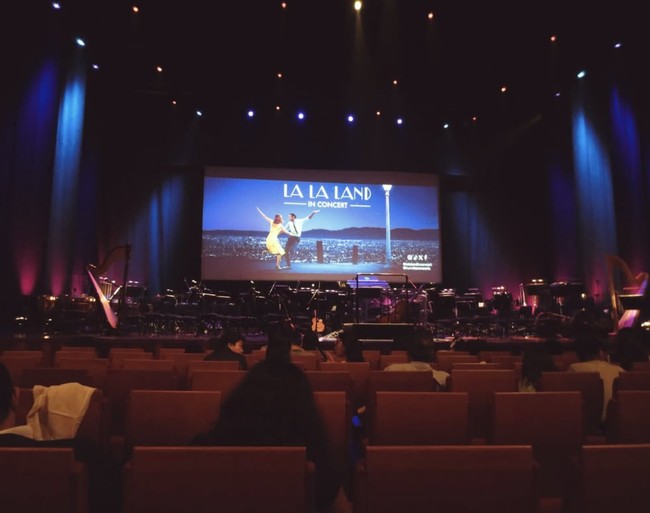 Tak hanya sekedar liburan, tujuan Prilly dan Omara terbang ke Singapura ialah untuk menonton La La Land in Concert yang digelar pada 18 dan 19 Maret 2025. Foto: Instagram/@omara.esteghlal/@prillylatuconsina96