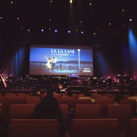 Tak hanya sekedar liburan, tujuan Prilly dan Omara terbang ke Singapura ialah untuk menonton La La Land in Concert yang digelar pada 18 dan 19 Maret 2025. Foto: Instagram/@omara.esteghlal/@prillylatuconsina96