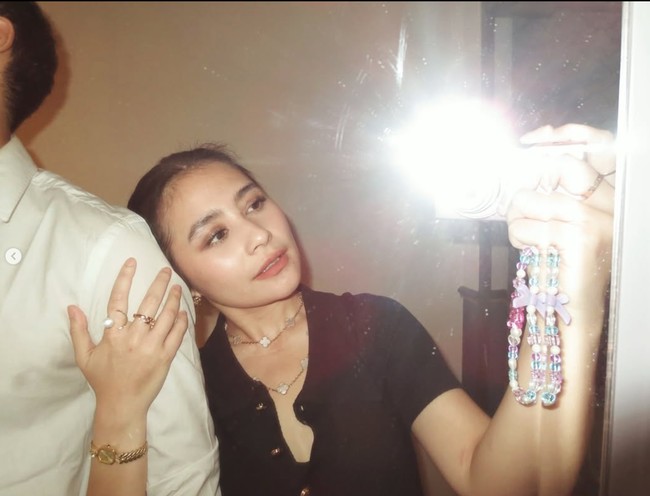 Dalam keterangan unggahannya Prilly menyebut sebagai La La Land date night. Sudah go publik, kini keduanya pun tak ragu membagikan kemesraan mereka. Foto: Instagram/@omara.esteghlal/@prillylatuconsina96