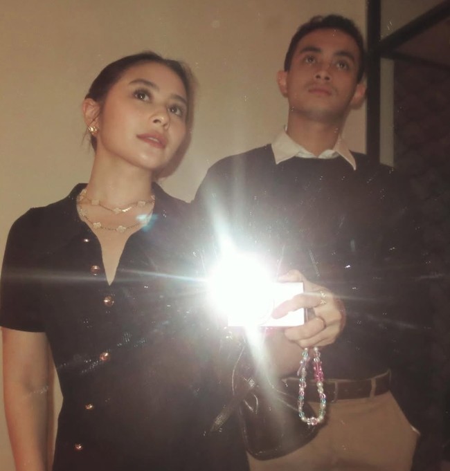 Tampil serasi, Prilly memilih dress hitam polos dengan kancing depan. Sementara Omara memadukan kemeja putih dengan celana panjang coklat dan sweater berwarna hitam. Foto: Instagram/@omara.esteghlal/@prillylatuconsina96