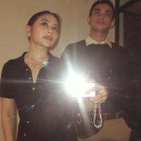 Tampil serasi, Prilly memilih dress hitam polos dengan kancing depan. Sementara Omara memadukan kemeja putih dengan celana panjang coklat dan sweater berwarna hitam. Foto: Instagram/@omara.esteghlal/@prillylatuconsina96