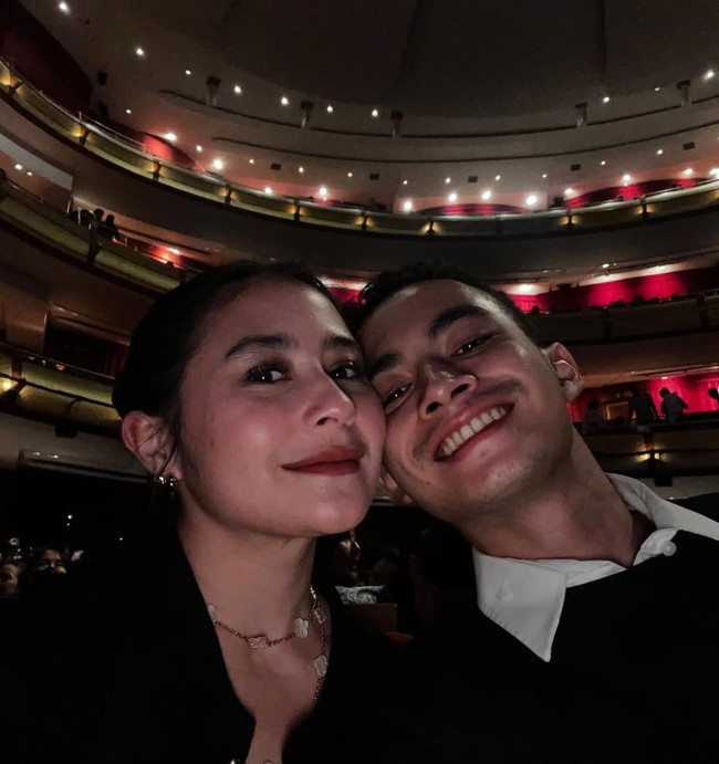 Terlihat Prilly dan Omara yang begitu menikmati momen kebersamaan mereka sambil menonton langsung pertunjukkan. Foto: Instagram/@omara.esteghlal/@prillylatuconsina96