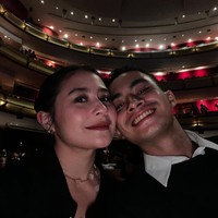 Terlihat Prilly dan Omara yang begitu menikmati momen kebersamaan mereka sambil menonton langsung pertunjukkan. Foto: Instagram/@omara.esteghlal/@prillylatuconsina96