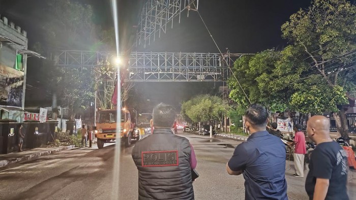 Proses penertiban bando reklame tak berizin di Kota Pekanbaru, Riau. (Dok Satpol PP Pekanbaru)