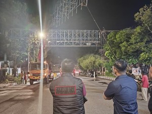 Pemkot Pekanbaru Potong Ratusan Bando Reklame Tak Berizin
