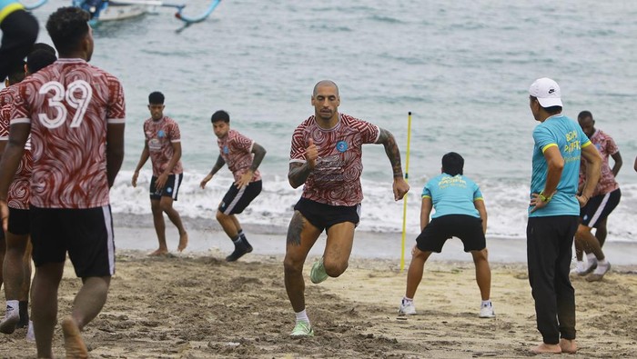 PSBS Biak menjalani latihan fisik di Pantai Kuta, Bali.