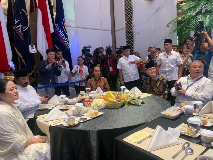 Presiden RI ke-7 Joko Widodo (Jokowi) dan Ketua DPR sekaligus Ketua DPP PDIP Puan Maharani menghadiri acara buka bersama (bukber) yang digelar Partai NasDem, Jumat (21/3/2025). Jokowi dan Puan duduk satu meja dalam momen tersebut.