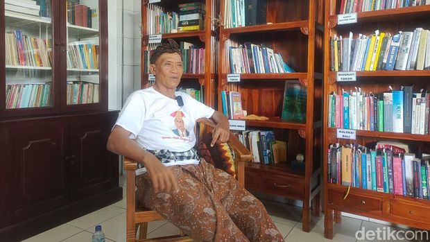 Putu Suarthama, anak keempat Made Sanggra, saat ditemui di kediamannya di Banjar Gelulung, Sukawati, Gianyar, Kamis (20/3/2025). (Foto: Ni Komang Ayu Leona Wirawan/detikBali)
