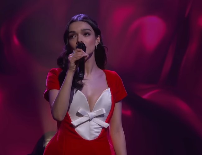 Rachel mempertahankan elemen khas Snow White lewat tatanan rambut dan riasan wajah. Rambut hitam pekatnya ditata bergelombang lembut dengan beberapa helai dibiarkan jatuh membingkai wajah. Foto: Instagram/@sarahslutsky