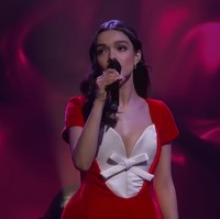 Rachel mempertahankan elemen khas Snow White lewat tatanan rambut dan riasan wajah. Rambut hitam pekatnya ditata bergelombang lembut dengan beberapa helai dibiarkan jatuh membingkai wajah. Foto: Instagram/@sarahslutsky