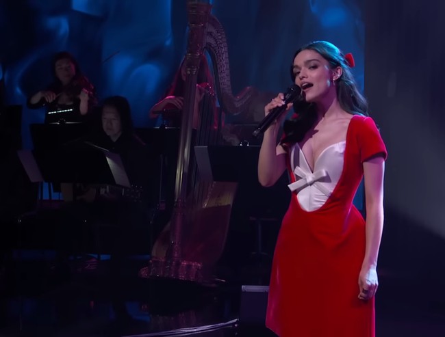 Sebuah pita putih berdesain tegas di bagian dada menjadi aksen unik yang memperkuat estetika gaun ini. Untuk melengkapi tampilannya, aktris 23 tahun ini mengenakan heels dari Betsey Johnson serta perhiasan dari Melissa Kaye dan FoundRae. Foto: Instagram/@sarahslutsky