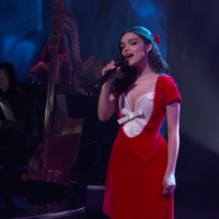 Sebuah pita putih berdesain tegas di bagian dada menjadi aksen unik yang memperkuat estetika gaun ini. Untuk melengkapi tampilannya, aktris 23 tahun ini mengenakan heels dari Betsey Johnson serta perhiasan dari Melissa Kaye dan FoundRae. Foto: Instagram/@sarahslutsky