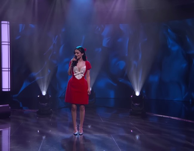 Makeup smokey eyes dan pulasan lipstik merah mendefinisikan kecantikan wajah Rachel, yang merupakan keturunan Kolombia-Polandia. Foto: Instagram/@sarahslutsky