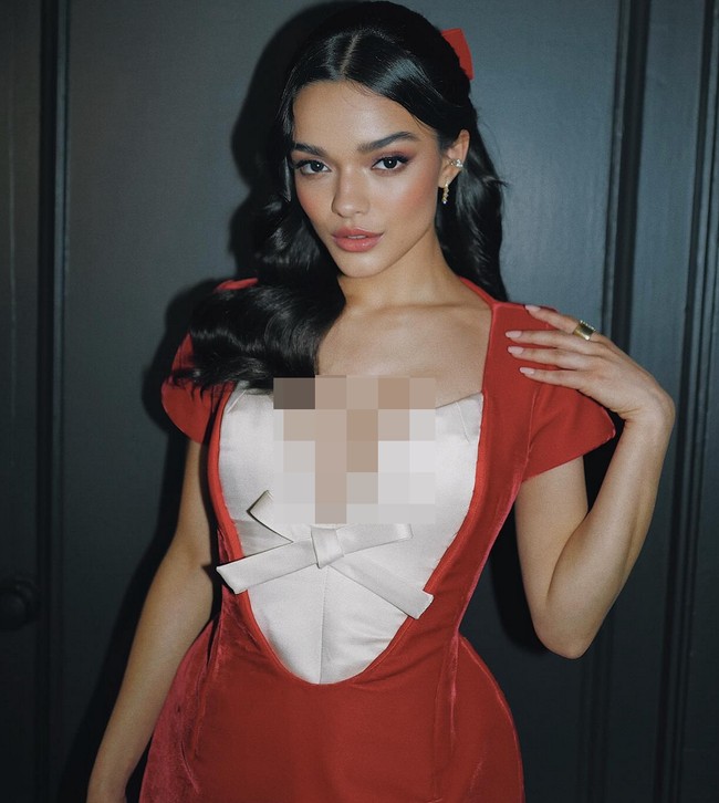 Detail korset pada bodice menciptakan siluet klasik, sementara potongan sweetheart neckline menambahkan sentuhan feminin. Foto: Instagram/@sarahslutsky