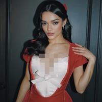 Detail korset pada bodice menciptakan siluet klasik, sementara potongan sweetheart neckline menambahkan sentuhan feminin. Foto: Instagram/@sarahslutsky