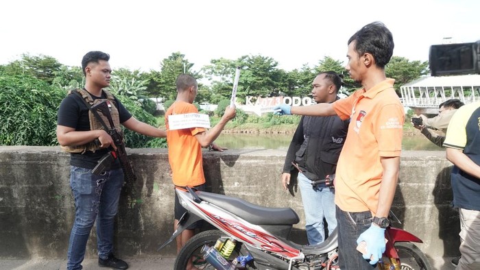 Rekonstruksi pembunuhan ibu dan anak yang jasadnya ditemukan dalam penampungan air di Tambora, Jakarta Barat.