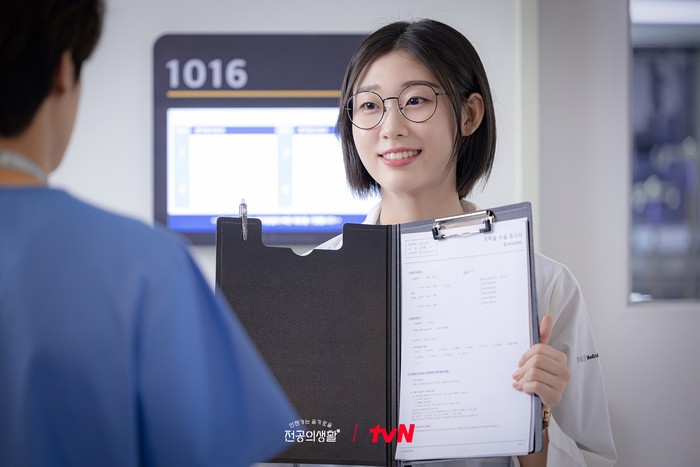 Han Ye Ji memerankan Kim Sa Bi di drama Korea spin-off Hospital Playlist, Resident Playbook, yang akan tayang di tvN dan Netflix mulai 12 April 2025.