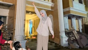Ria Ricis memperlihatkan proses pembangunan rumahnya, ditemani oleh anaknya, Moana. Foto: Instagram Ria Ricis