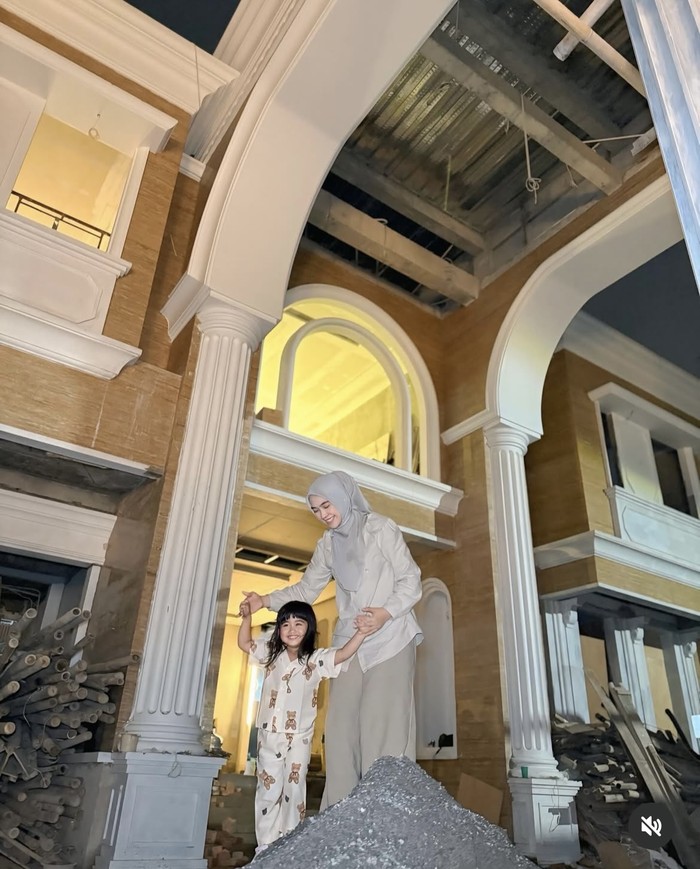 Ria Ricis Nikmati Sushi hingga Beefsteak  Bareng Anak