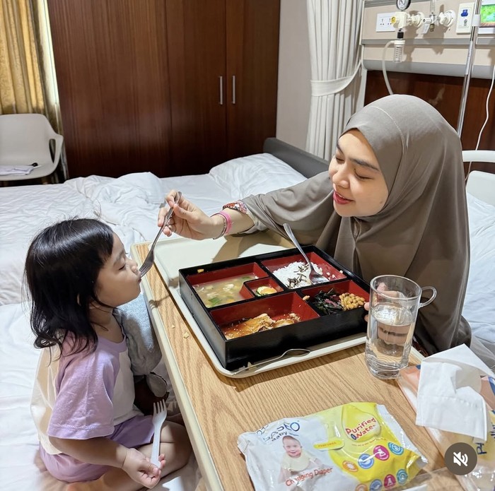 Ria Ricis Nikmati Sushi hingga Beefsteak  Bareng Anak