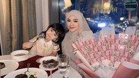 Salah satunya ini ketika wanita kelahiran 1995 itu mengajak anaknya makan malam cantik di restoran. Menikmati hidangan steak sampai dessert lezat. Foto: Instagram @riaricis1795