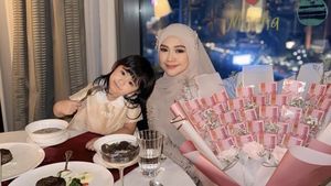Ria Ricis Nikmati Sushi hingga Beefsteak Bareng Anak