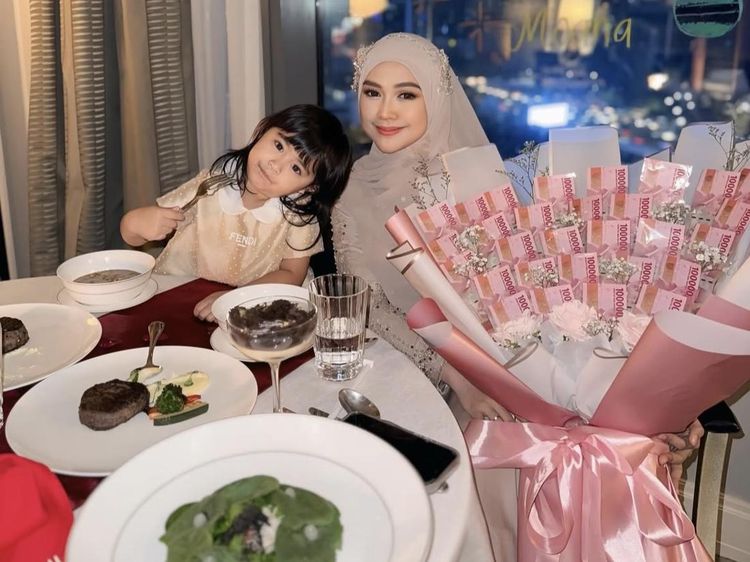 Ria Ricis Nikmati Sushi hingga Beefsteak Bareng Anak