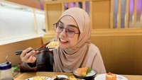 Adik Oki Setiana Dewi itu juga tampak bahagia bisa menikmati berbagai macam sushi di restoran. Kurang lebih ada 7 piring sushi tersaji di mejanya. Foto: Instagram @riaricis1795