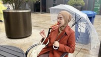 Liburan ke luar negeri, Youtuber yang kerap disapa Icis itu kini menikmati jajanan tanghulu. Satu tusuk tanghulu terdiri dari stroberi segar dilapisi gula manis yang renyah. Foto: Instagram @riaricis1795