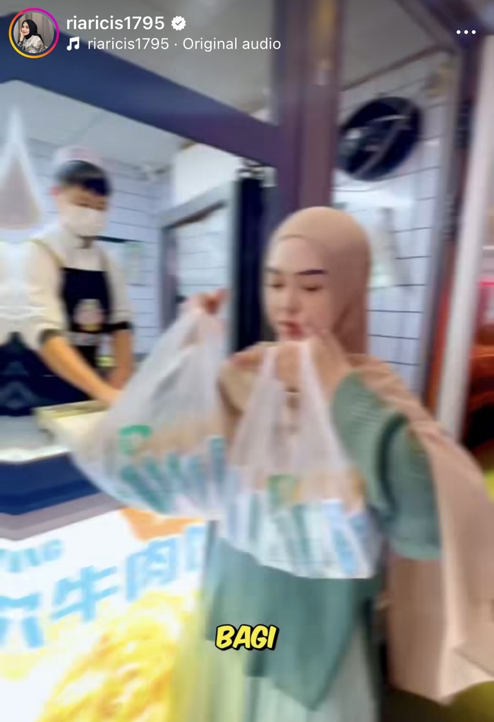 Ria Ricis Nikmati Sushi hingga Beefsteak  Bareng Anak