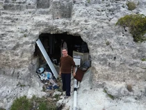 Ogah Punya Rumah Lagi karena Gempa, Pria Ini Pilih Tinggal di Gua