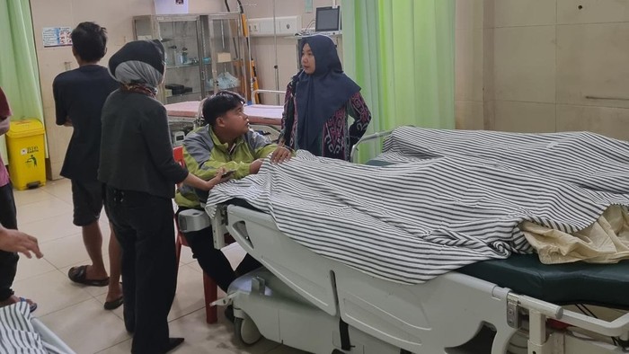 Salah satu korban tenggelam saat dibawa ke rumah sakit