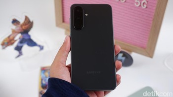 Galaxy A36 warna Awesome Black. Foto: Adi Fida Rahman/detikINET