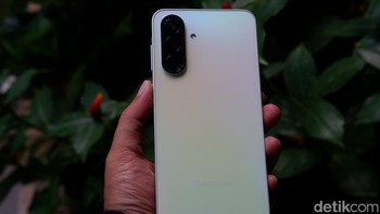Galaxy A36 5G dirancang untuk memberikan pengalaman gaming yang mulus berkat prosesor Snapdragon 6 Gen 3 terbaru. HP ini hadir dengan varian RAM hingga 12GB dan penyimpanan internal hingga 256GB, memastikan performa optimal untuk menjalankan berbagai aplikasi dan game berat tanpa hambatan. Foto: Adi Fida Rahman/detikINET