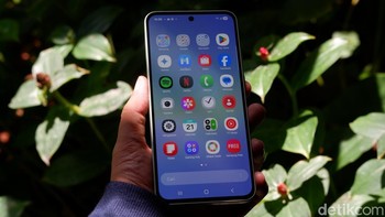 Layar Infinity-O FHD+ Super AMOLED berukuran 6,7 inch dengan refresh rate 120Hz juga turut meningkatkan pengalaman visual, menghadirkan pergerakan yang lebih responsif dan imersif untuk gaming maupun scrolling media sosial. Foto: Adi Fida Rahman/detikINET