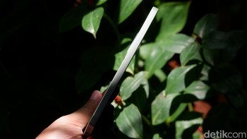 Dengan ketebalan hanya 7,4mm dan bobot ringan 195 gram, smartphone ini nyaman digenggam dan mendukung mobilitas sehari-hari. Foto: Adi Fida Rahman/detikINET