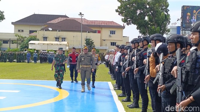Sejumlah personel gabungan melakukan apel kesiapan Operasi Ketupat Musi 2025 di Mapolda Sumsel