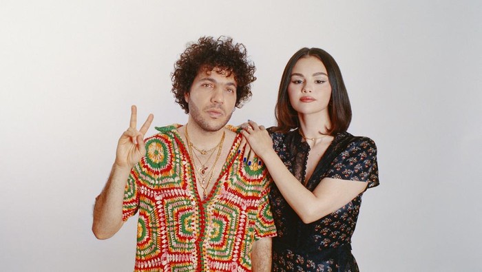 Selena Gomez merilis album I Said I Love You First bersama Benny Blanco, menampilkan single hits dan merayakan kisah cinta mereka.