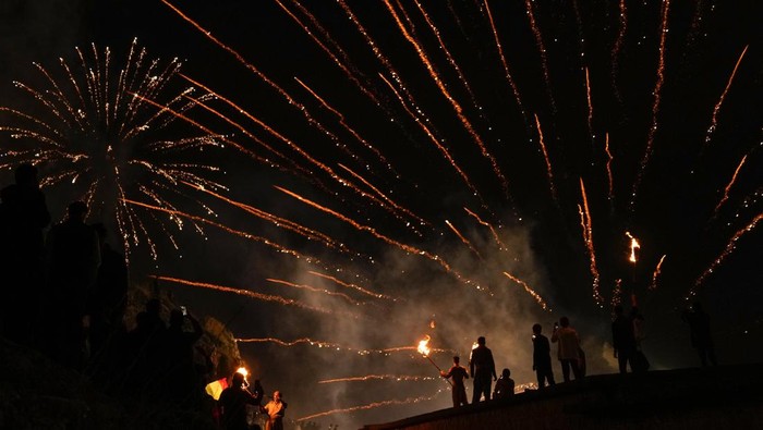 Suku Kurdi Irak merayakan tahun baru persia atau Nowruz. Mereka berjalan kaki mendaki gunung sembari membawa obor.